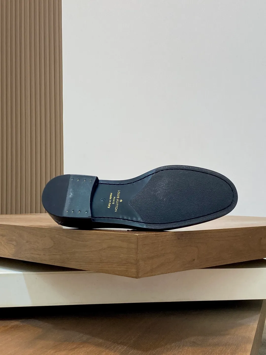 💰920 LV GLOVE slip-on loafers, top quality products produced in Guangzhou, ready for sale! These LV Glove loafers are made of selected soft crystal sheep leather. The leather surface has a slightly wrinkled texture and a very high-end texture. Each pair is unique. The leather surface is light and soft, with a delicate texture and good luster. It is a classic loafer style, with exquisite handmade mark stitching on the toe, and a square toe configuration to highlight the classic style. The horizontal band has hot-printed LV three-dimensional letters, semi-solid handcrafts and a genuine leather outsole, and a rubber patch on the heel to create wear-resistant performance and comfort. One of the must-have loafers for men! Comes with full original packaging! Code number: 39-40-41-42-43-44 (45 customized) standard leather shoe code